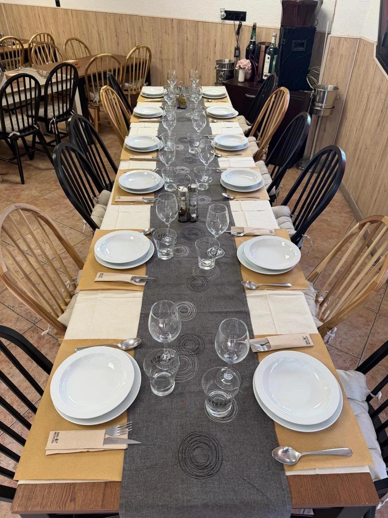 Mesa larga preparada en el comedor de La Nueva Ñ