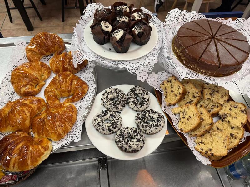 Bollería, bizcochos y dulces en la barra de La Nueva Ñ