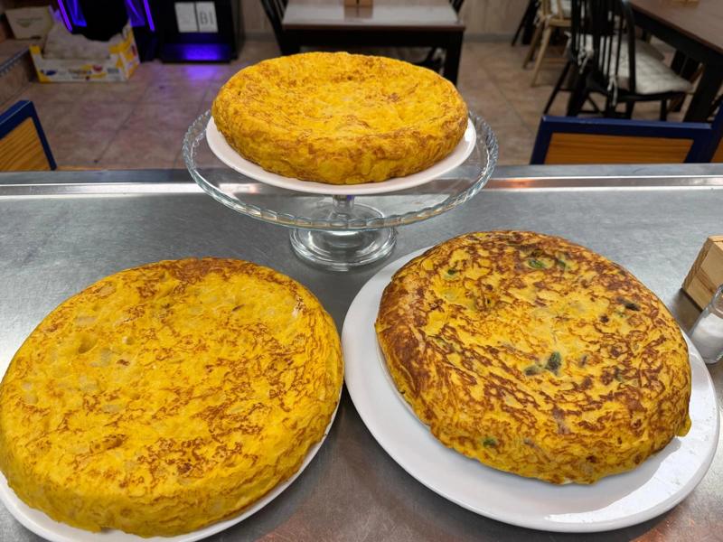 Tres tortillas de patata caseras sobre la barra de La Nueva Ñ